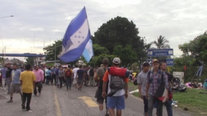 México busca encauzar el desafío de la caravana de migrantes hondureños