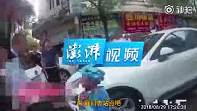 外卖哥被扣钱自残获救，哭喊对不起警察