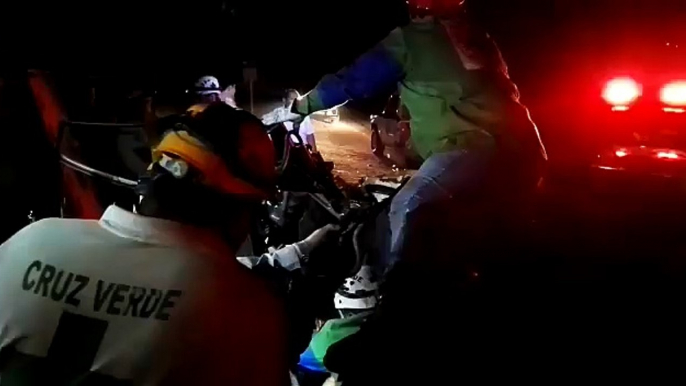 Dos personas lesionadas dejó esta madrugada un accidente de tránsito sobre el km 34 de la carretera a San Juan Opico, La Libertad.Según la PNC, el conductor m