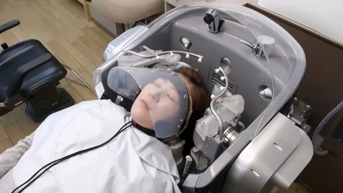 Voici une station de lavage pour la tête... Coiffeur hi-tech