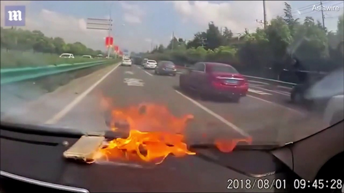 Son téléphone explose sur le tableau de bord de sa voiture en pleine route... Terrifiant