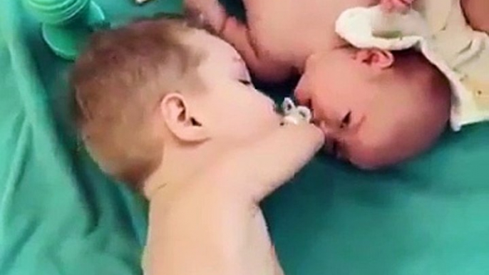 Ce bébé sans avant bras aide son petit frère en pleurs !