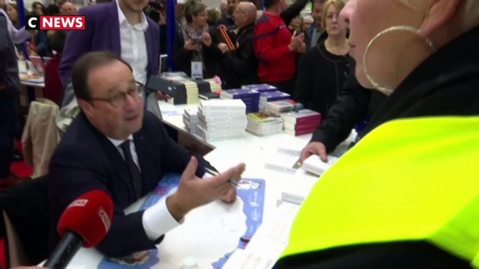 François Hollande interpellé par les gilets jaunes