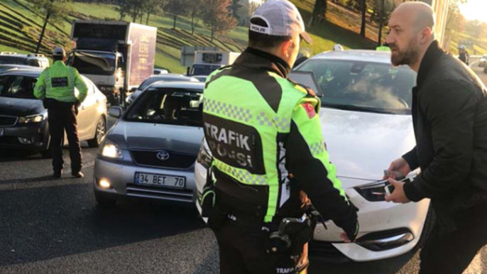 Trafikte Yeni Dönem! Emniyet Şeridini İhlal Eden Sürücülere Bin Lira Ceza Kesildi