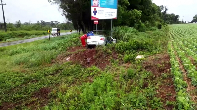 Mulher fica ferida após carro sair da pista na PR-180