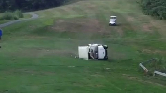 Une course en voiturettes de golf  qui se termine très mal