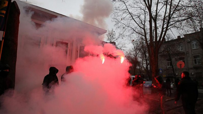 Ukrainian nationalists vandalise Russian consulate in Kharkiv