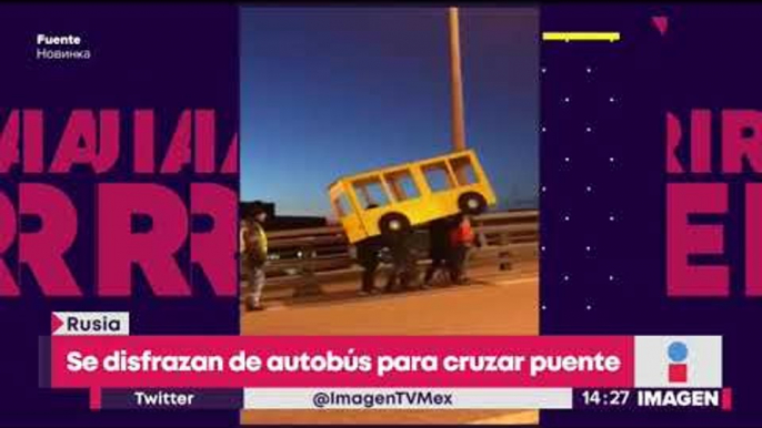 Cuatro rusos se disfrazan de autobús para cruzar un puente | Noticias con Yuriria Sierra