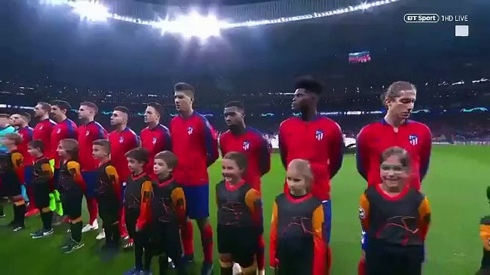 Griezmann y su gran gesto con un niño durante el himno