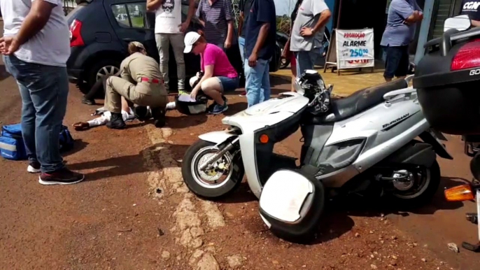 Homem tem lesão grave após colisão entre carro e moto