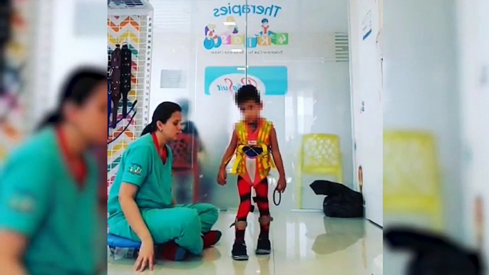 Ce kiné se met à pleurer quand son jeune patient handicapé se met à marcher... Tellement émouvant