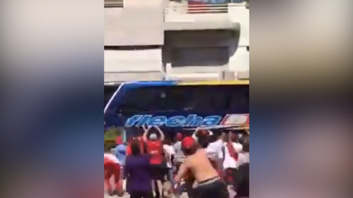 Este fue el momento en que los hinchas del River Plate atacaron al bus del Boca Juniors