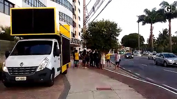 Manifestantes protestam contra a decisão do ministro Marco Aurélio em Vitória