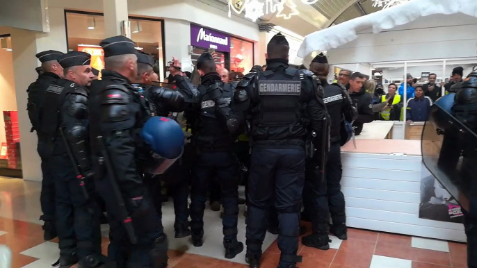 Auchan Le Pontet : les Gilets jaunes tentent de forcer le barrage des gendarmes mobiles