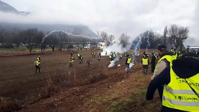 Voreppe : affrontements entre gilets jaunes et gendarmes mobiles