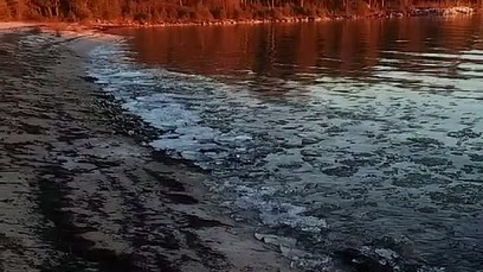 La glace de ce lac fait un bruit d'orchestre - Lac Huron, Michigan