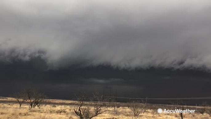 Impressive shelf cloud looms over Plains