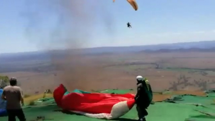 Un parapente pris dans une tempête de sable/poussière