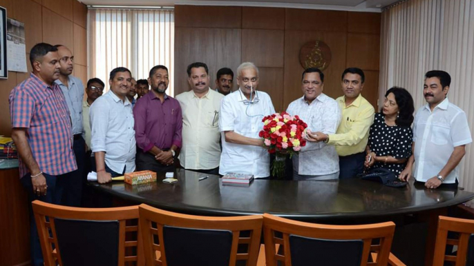 Goa Chief Minister Manohar Parrikar visits CM office after five months | OneIndia News