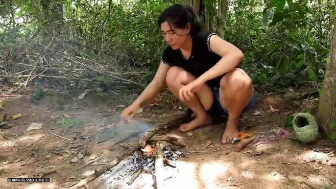 Trouver un nid d'oiseau et beaucoup d'oeufs d'oiseaux dans la forêt - cuire des œufs d'oiseaux pour se nourrir - par Wilderness - Find Bird nest and a lot of bird eggs in forest -Cook bird eggs for food - by Wilderness