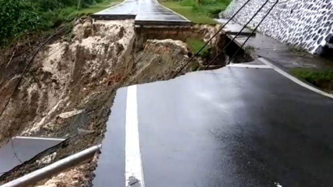 Hujan Deras, Jalan Dekat Kantor Wali Kota Jayapura Longsor