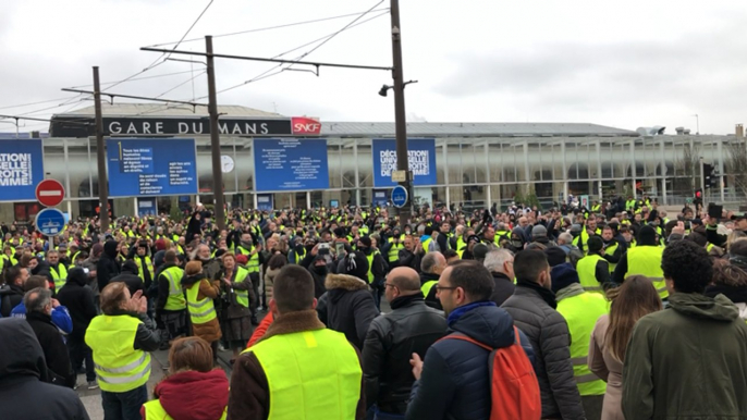 Gilets jaunes: passage à la gare puis retour en centre-ville