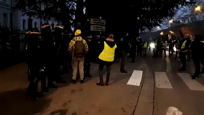 Les CRS ont pris place devant le portail de la préfecture d'Annecy