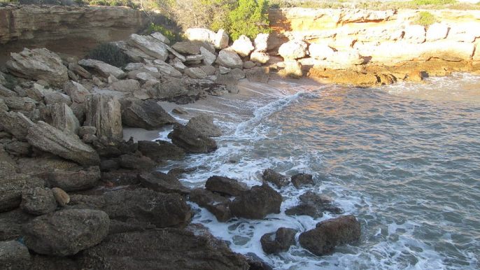 Cova nova en Cala el Cargador. (Sierra de Irta/Costa).