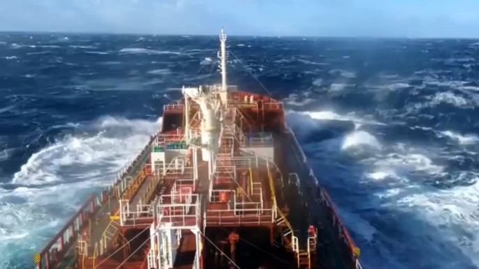 Top 10 ships stuck in Heavy Monster Waves dangerous moment of life