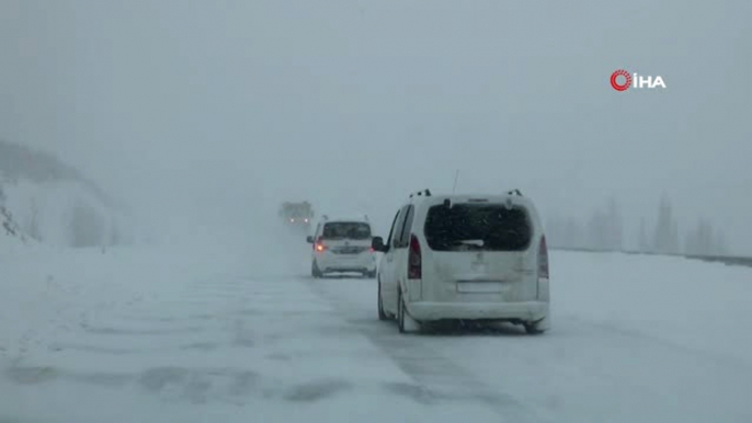 Sivas-Ankara Karayolu Ulaşıma Kapandı, Araçlar Mahsur Kaldı