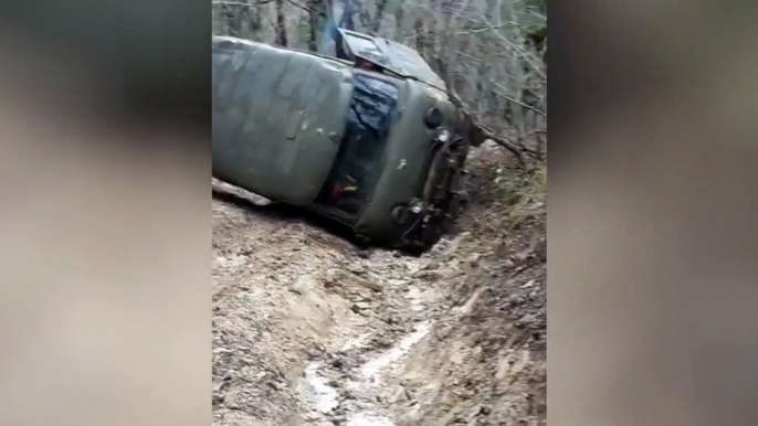 Milagro ruso: la tracción más increíble vista en una pista de barro