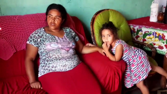 Mulher pede doações de materiais escolares para 3 filhas