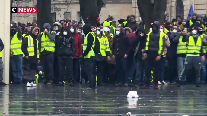 « Gilets jaunes » : Juppé lance « un appel à la raison »