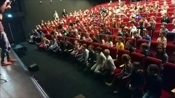 Haute-Saône Voix d'enfants au théâtre Edwige-Feuillere de Vesoul avec le chanteur Barcella