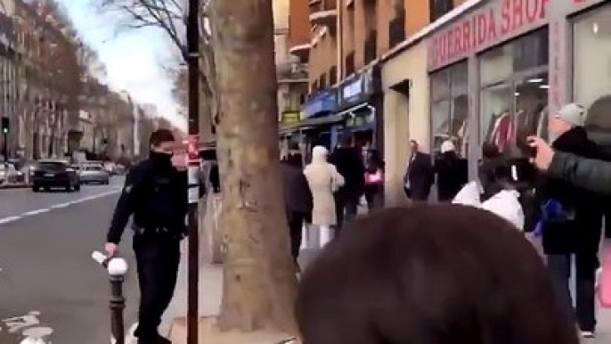 Dérapage d'un policier qui gaze des passants non gilets jaunes le samedi de l'Acte XIII