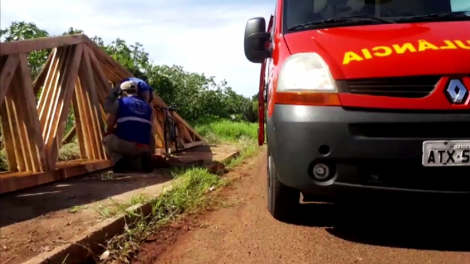 Homem tem ferimentos ao cair de motocicleta