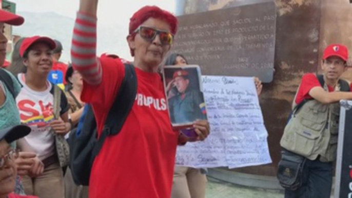 Barriada oficialista celebra el 27 aniversario del golpe de Chávez