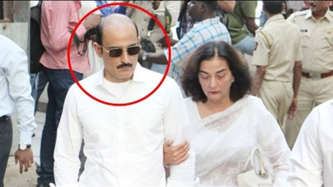 Akshaye Khanna looks UNRECOGNIZABLE at father Vinod Khanna's last rites