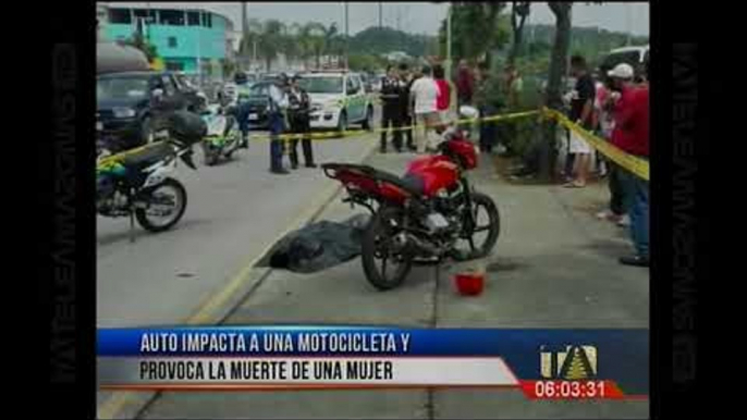 Auto impacta a una motocicleta y provoca la muerte de una mujer