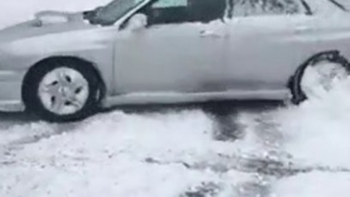 Cette fille s'amuse à faire des dérapages sur la neige avec sa voiture