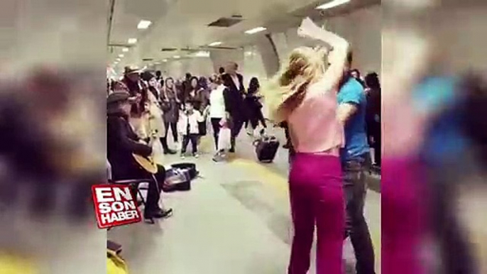 İstanbul Metrosunda müzik yapan insanlara danslarıyla eşlik eden çift