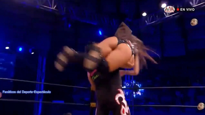 El Conflicto entre Faby Apache y El Hijo del Tirantes. La luchadora abofetea al réferi de AAA.