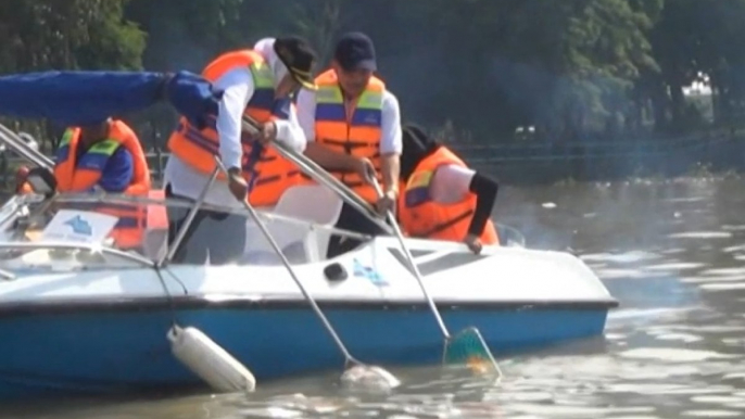 Khofifah dan Relawan Gelar Aksi Bersihkan Sungai Brantas dari Limbah Popok