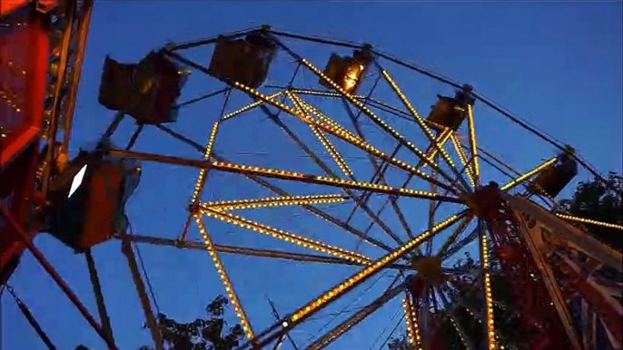 大迎卓也　Low Angle Shot of A Ferris Wheel