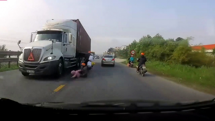 Une maman et son bébé manquent de se faire écraser par un camion