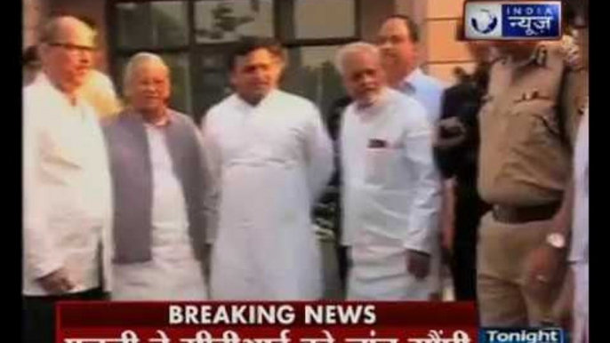 Uttar Pradesh CM Akhilesh Yadav meets Mulayam Singh Yadav