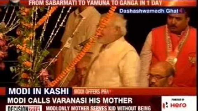 Narendra Modi addressing the  crowd at 'Dashashwamedh ghat' after the conclusion of 'Ganga Aarti.