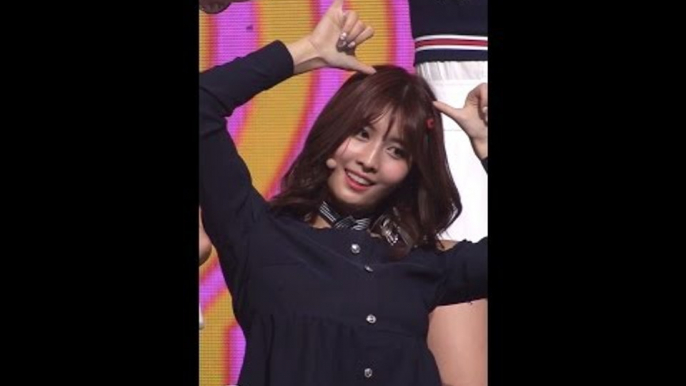 [MPD직캠] 트와이스 모모 직캠 'SIGNAL' (TWICE MOMO FanCam) | @MCOUNTDOWN_2017.5.18