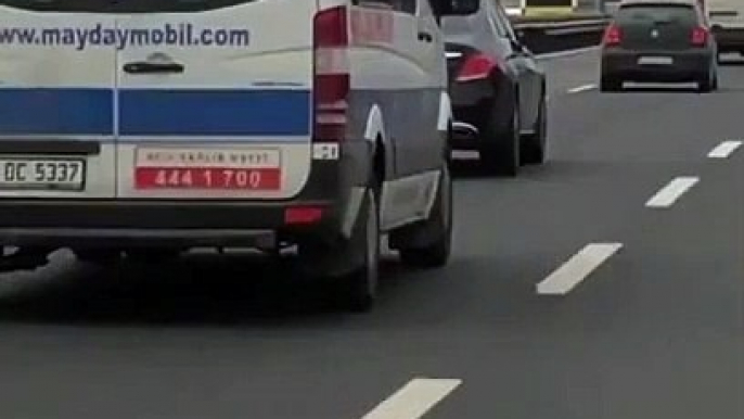 Un conducteur idiot ne veut pas laisser passer une ambulance sur l'autoroute !