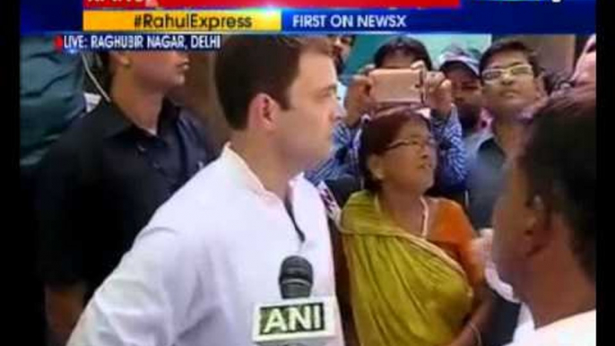 Rahul meets street vendors, says poor people being sidelined